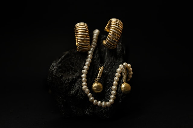 Parure contemporaine en métal doré et perles